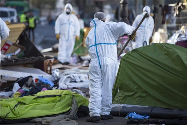 Pofon a francia szélsőjobbnak, Párizs nem importál „analfabéta földönfutókat”