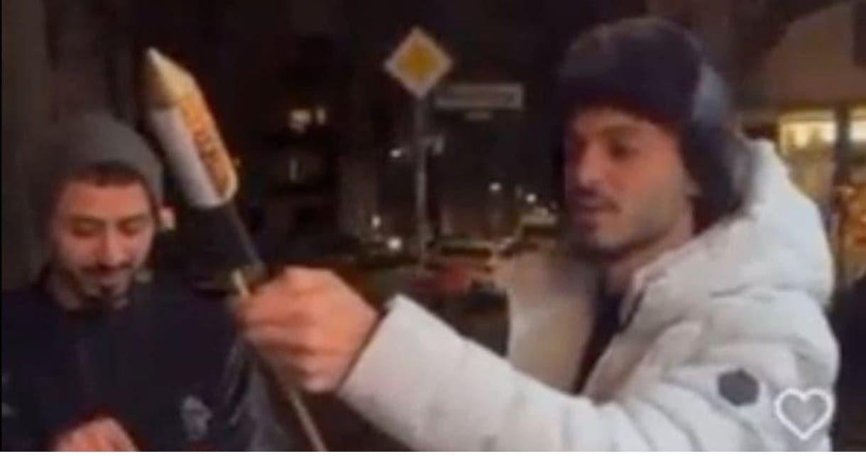 Egy lakás ablakán lőtt be egy szilveszteri rakétát egy influenszer Berlinben, ami odabent felrobbant – videó