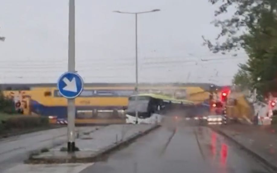 Kettészelt a vonat egy sínen ragadt buszt Hollandiában – videó