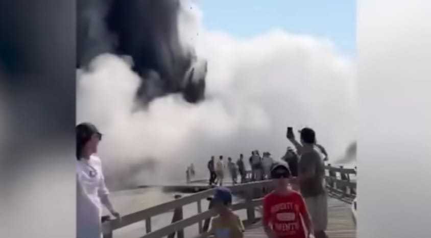 Nem mindennapi kitörés volt a Yellowstone-ban, a turisták fejvesztve menekültek – videó