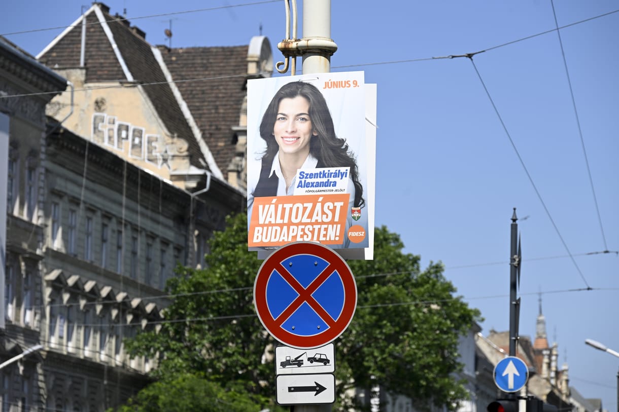 Egy hete volt a választás, de a plakátok még három hétig az utcákon maradhatnak
