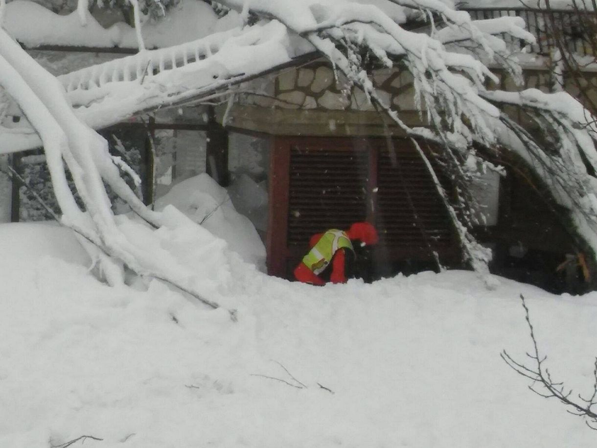 Még több eltűntet keresnek az olaszországi lavina után