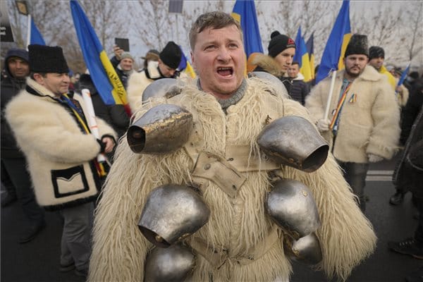 Covid-igazolvány ellen tüntetők ostromolták a parlament épületét Bukarestben