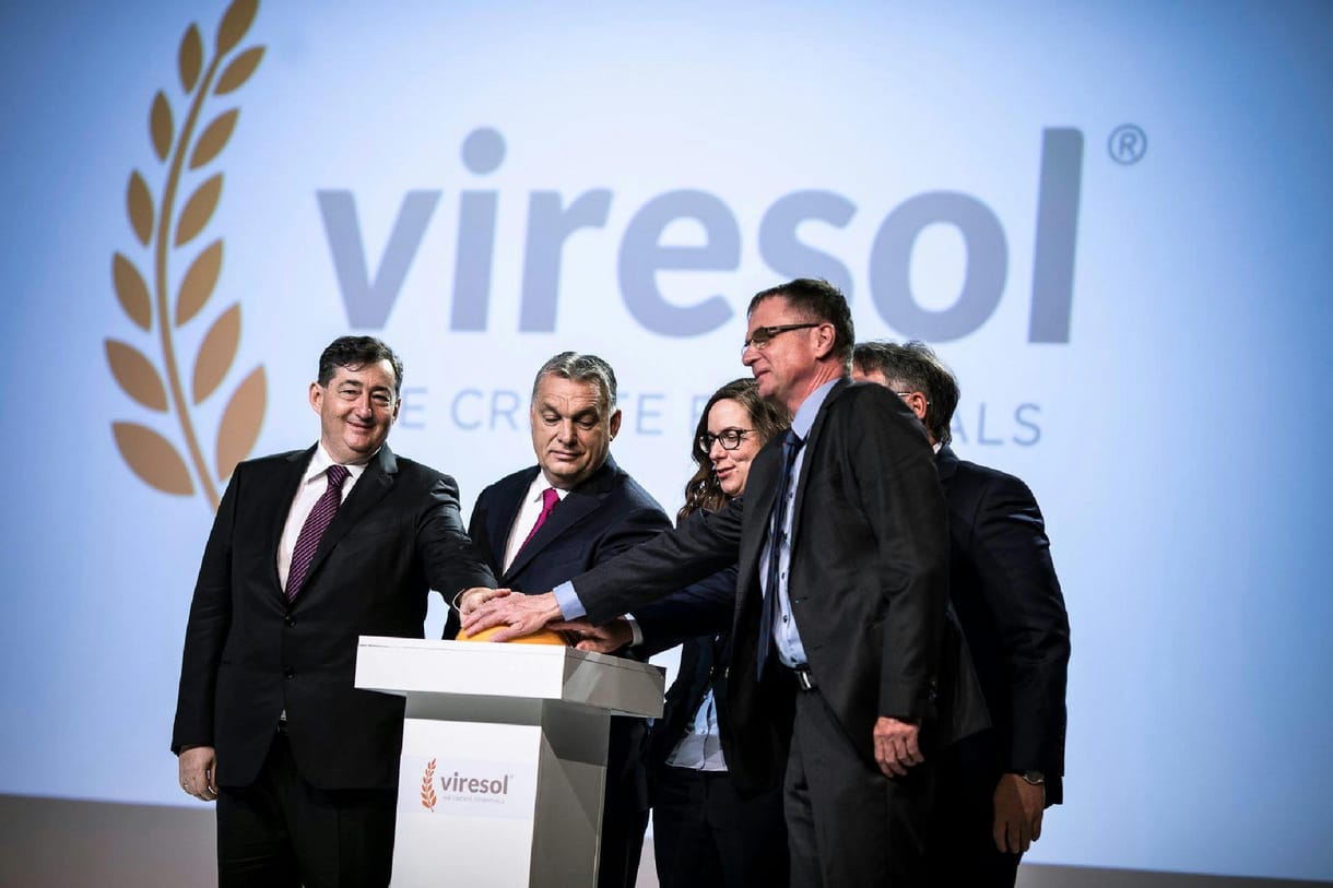 Csak úgy önti a pénzt Mészáros és Tiborcz kétséges vállalkozásaiba az Eximbank