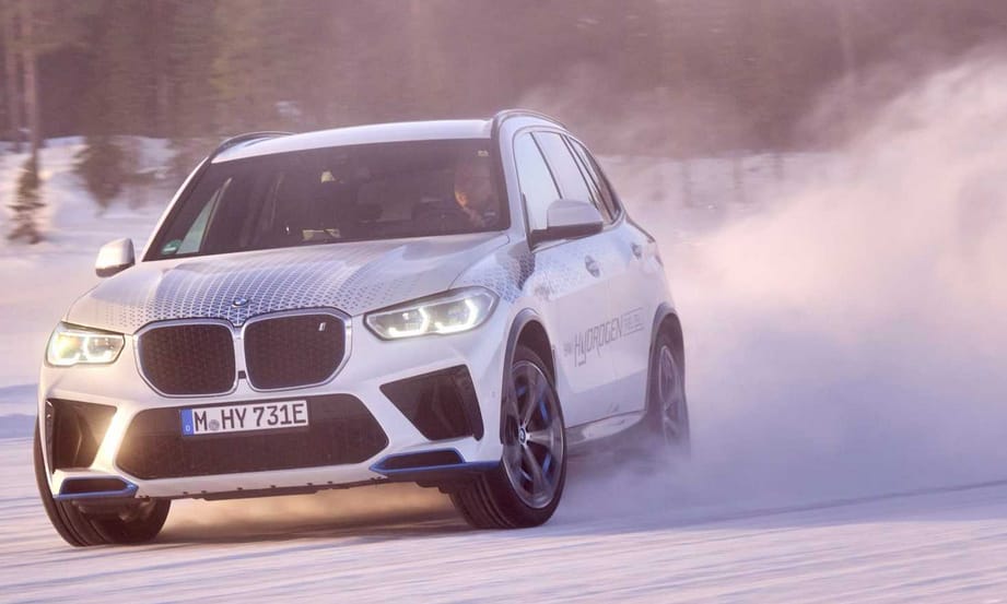 A sarkkör közelében tesztelik a BMW pár perc alatt feltölthető villanymotoros autóját