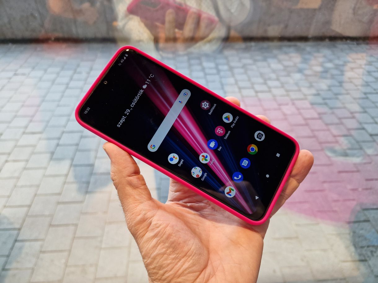 Egészen váratlanul saját mobilokat ad ki a Telekom, mutatjuk a T Phone-t és a jobb T Phone Prót