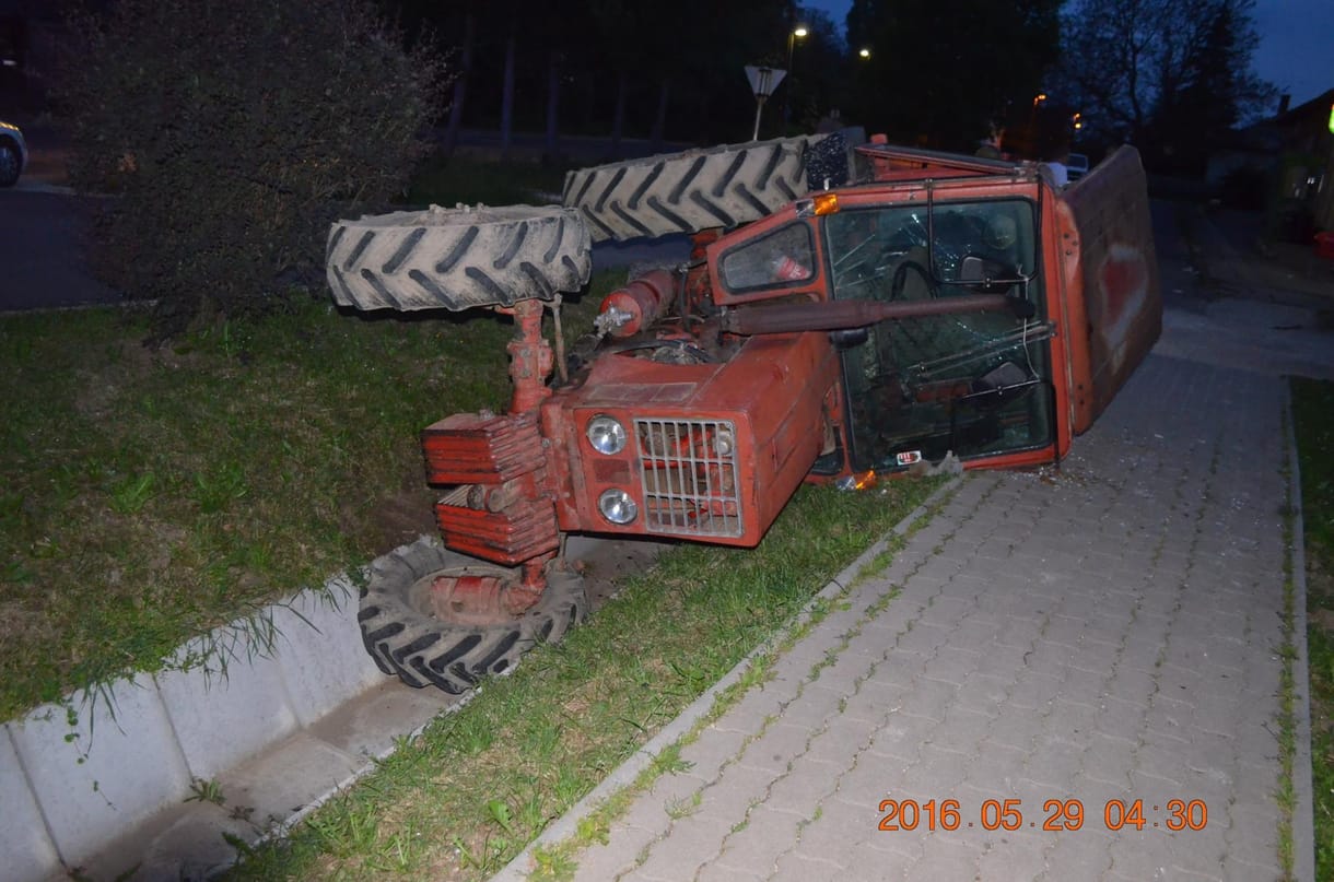 Fotók: Totál patthelyzetbe kormányozta járművét egy traktoros fiú