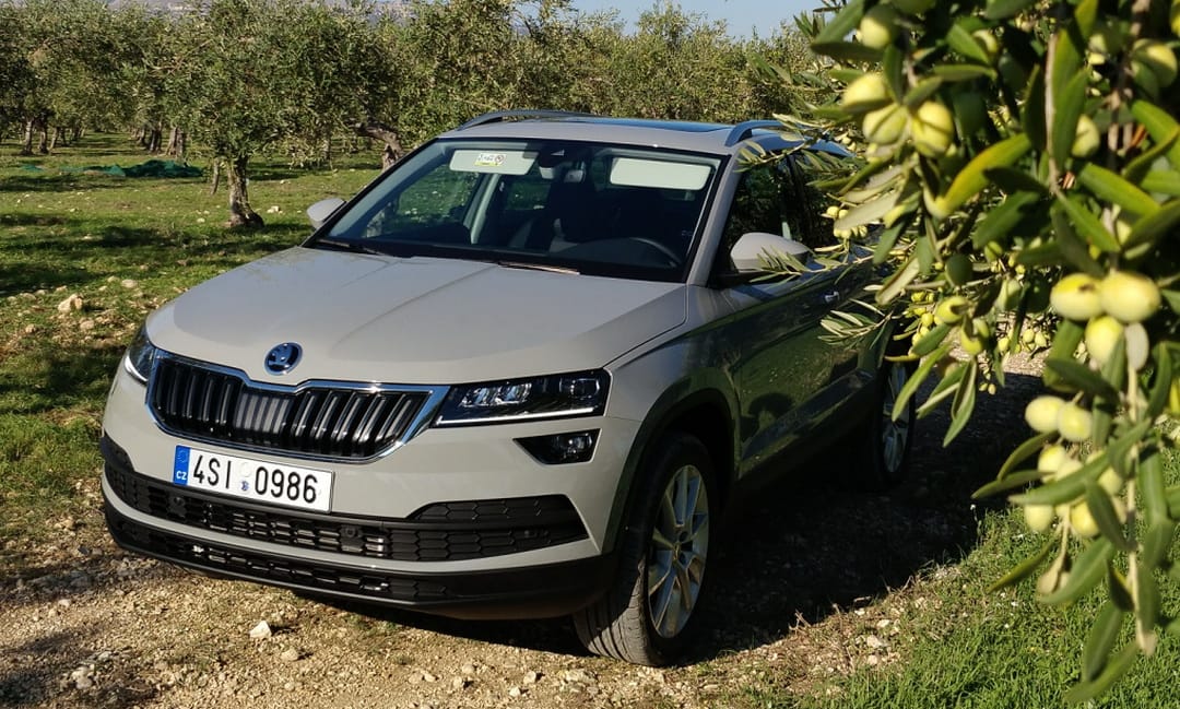 Tárt karokkal: autóztunk egyet az új Skoda Karoqkal