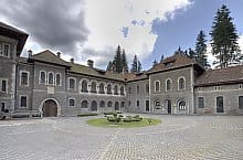 Nagyon népszerű lett a turisták körében a Wednesday sorozat miatt híressé vált romániai kastély