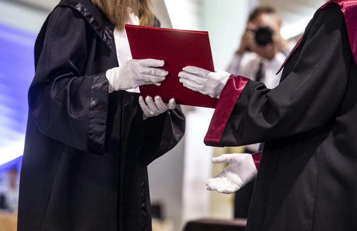 „Egy segédmunkás többet keres egy PhD-adjunktusnál. Ez tény. Minek ide több kérdés?”