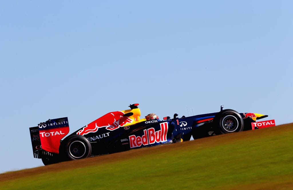 Vettel az élen, Hamilton közelít