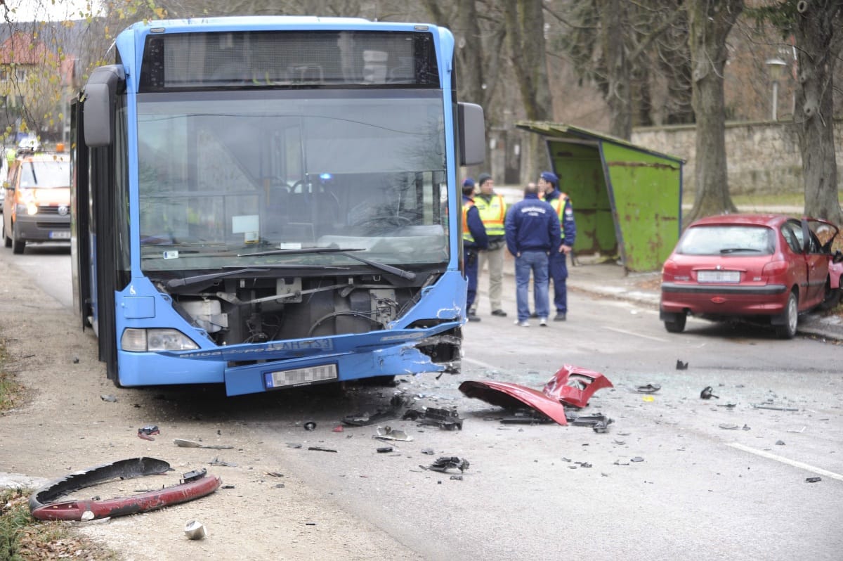 BKV-busz karambolozott Nagykovácsiban, csecsemő is súlyosan megsérült
