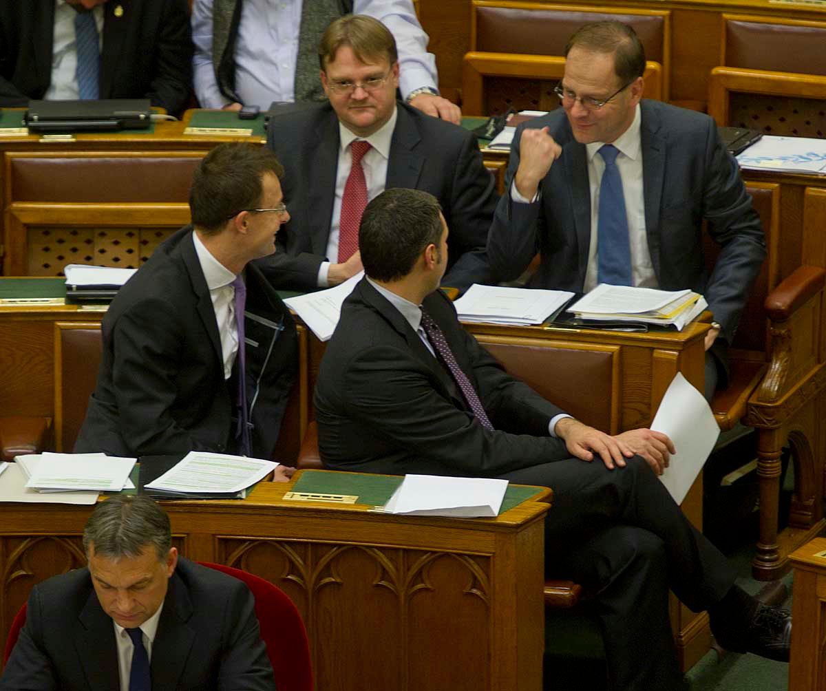 Navracsics verheti le a fideszes polgármesterek szabadságharcát 