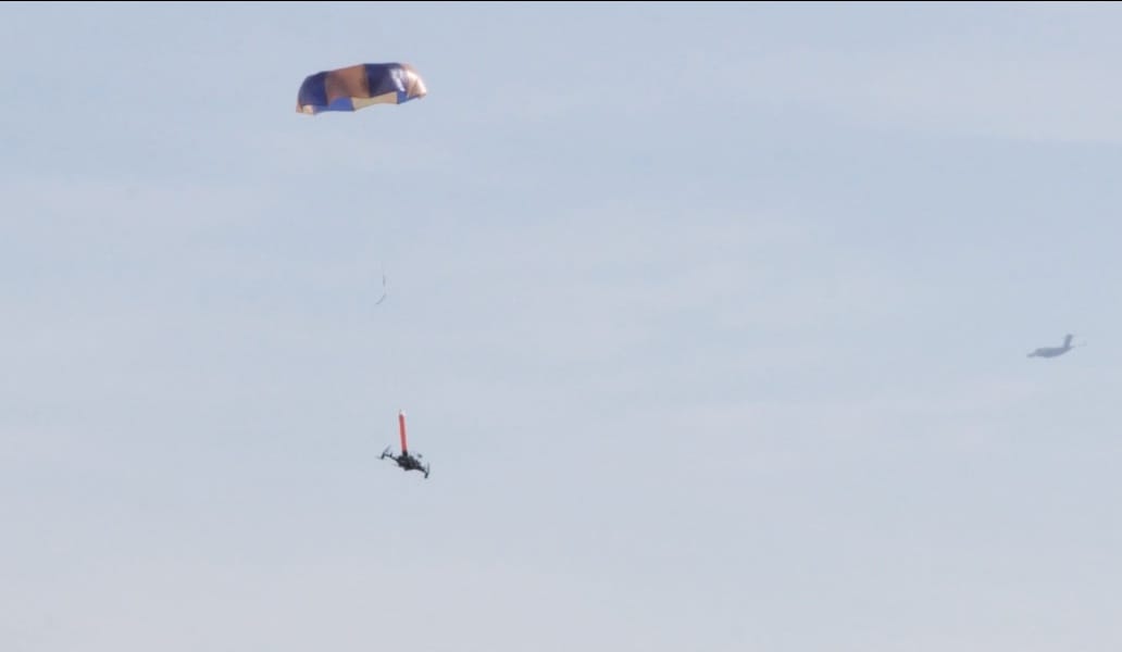 Egy remek ötlet: ejtőernyőt szerelnek a DJI drónjaira, hogy senkinek ne fájjon, ha ráesnek