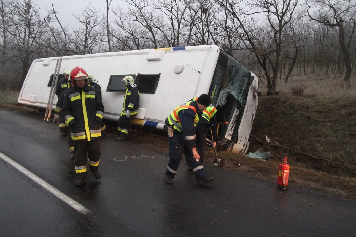 Fotó: felborult egy busz Fejér megyében