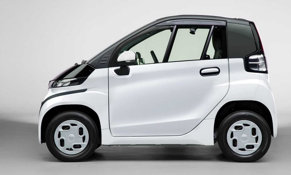 A Toyota új villanyautója mellett még a kis Smart is hatalmasnak tűnhet