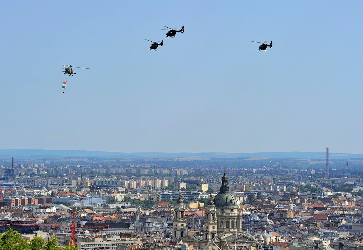 Ha Forma-1, akkor helikopterek: hiába ígérte meg egy cég, hogy nem a Belváros felett repül, a többiek nem változtattak az irányon
