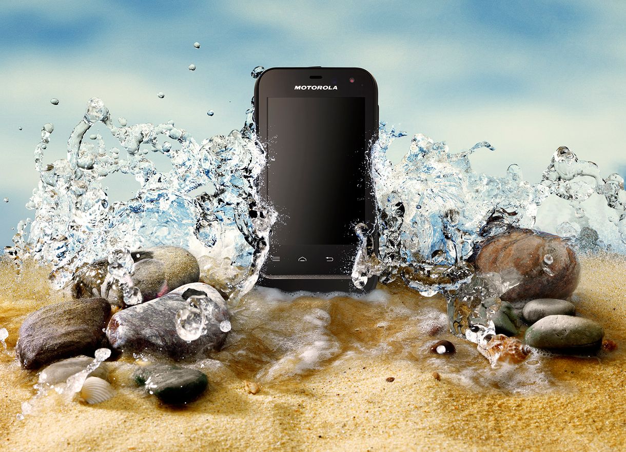 Április végén érkezik hazánkba a strapabíró Motorola DEFY MINI [videó]