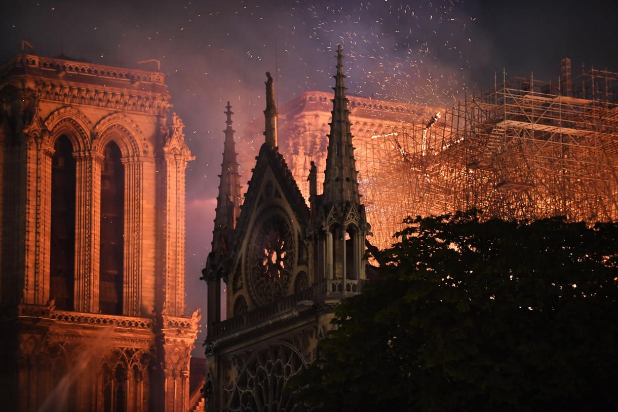 Megmenekült a Notre-Dame a teljes pusztulástól – de most jön a neheze