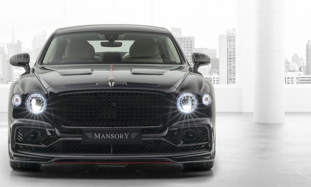 Vészjóslóan sötét a 710 lóerős új Bentley luxusszedán