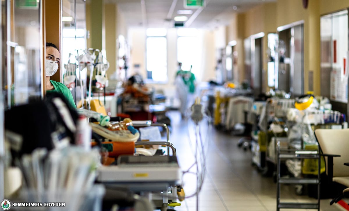 Egy hónap alatt 12 milliárddal nőtt a kórházak adóssága, műtétek maradhatnak el