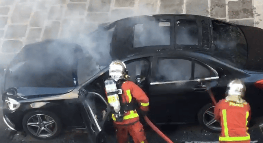 Kétmilliós nézettségnél jár egy videó, amin egy autót oltanak a tűzoltók, elsőre elég barbár módon