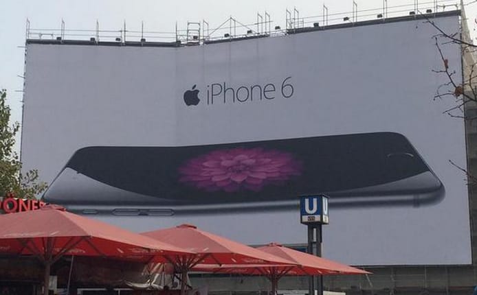 Vicces: ez az óriásplakát jól kitolt az Apple-lel