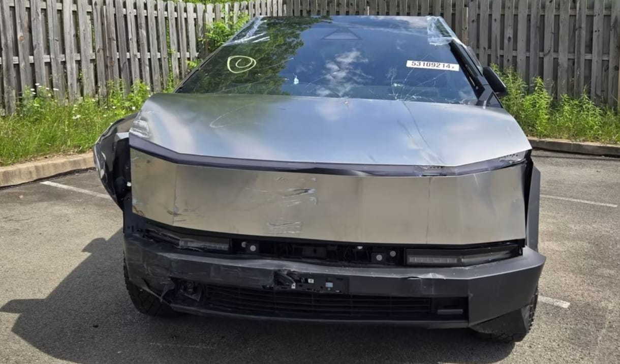 Egy évet kell várnia egy Cybertruck-tulajnak, hogy alaktrészt szerezzenek összetört autójához