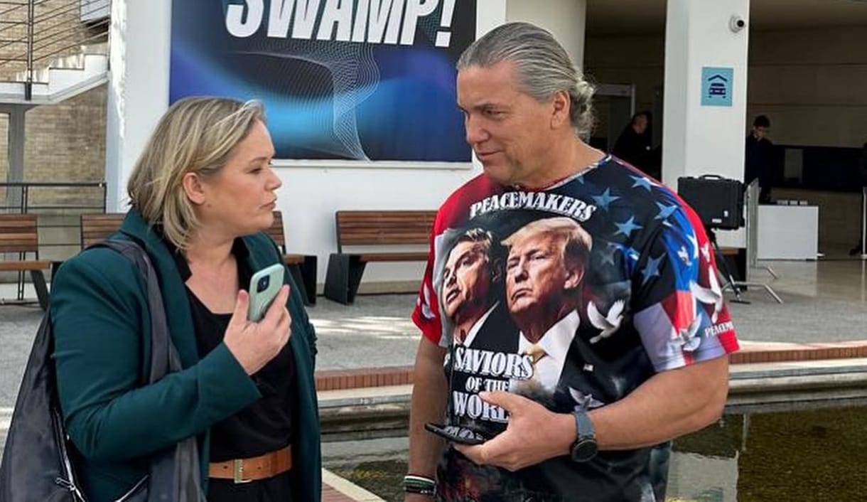 Nem látták túlságosan woke-nak, így bejutott Orbánék oroszlánbarlangjába – itt az osztrák tévés filmje a CPAC-ról
