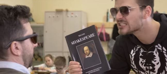 „A tanterv trágya, nem szereti senki” – Pamkutyáék megénekelték az oktatási rendszert (videó)