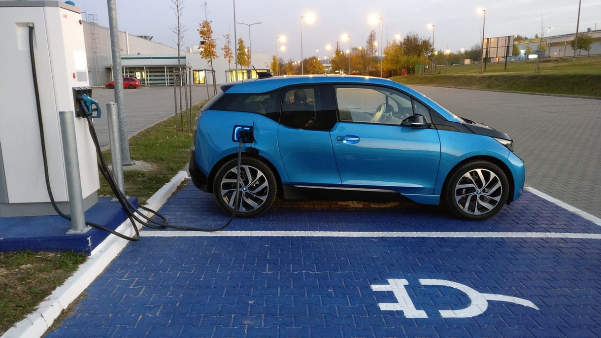 Kidobott pénz a 100 darab rendőrségi elektromos BMW i3