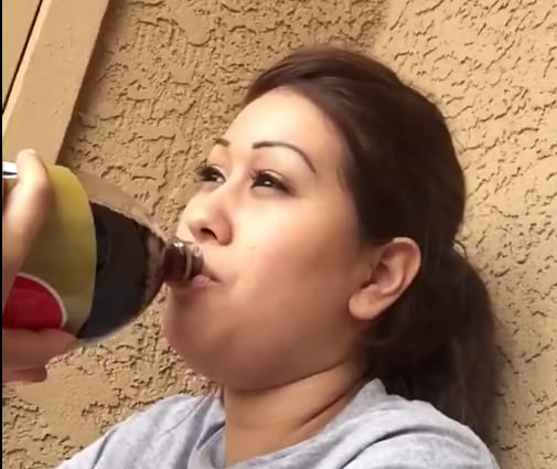 Videó: Ez a reakció, ha valaki 20 évesen iszik először kólát