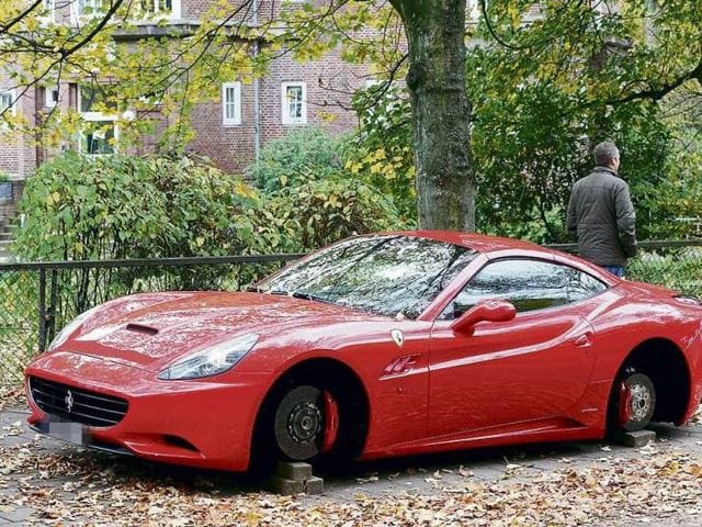 Kilopták a kerekeket egy Ferrari California alól – fotók