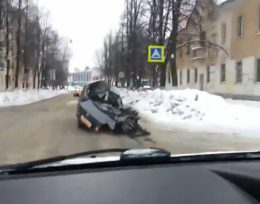 Autómaradvánnyal, halott utassal a forgalomban - videó