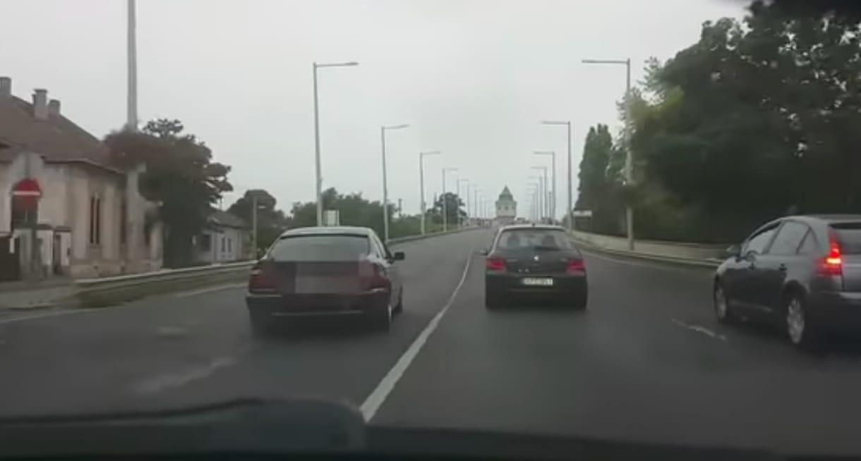 Felüljárón, záróvonalon át – újabb életveszélyes száguldás Budapesten – videó