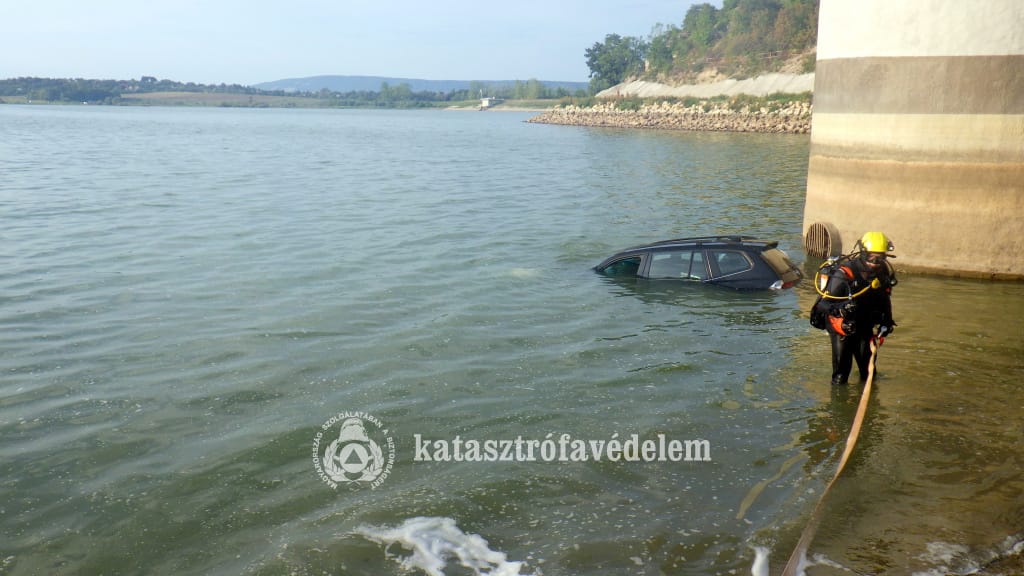 BMW csúszott a fehérvárcsurgói víztározóba, a tűzoltók húzták ki