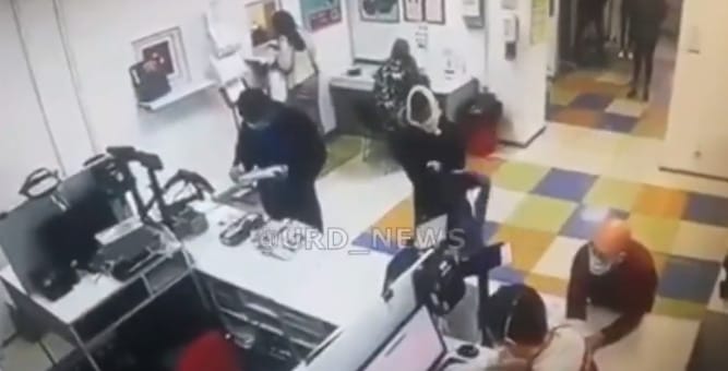 Nem volt maszkja egy nőnek, levette a bugyiját, úgy intézte a postai ügyeit (videó)