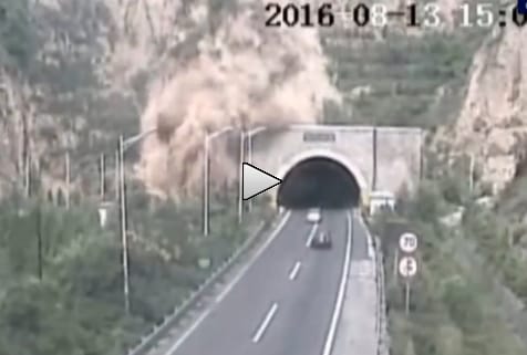 Így zárja el több tonna föld a közúti alagút bejáratát – videó
