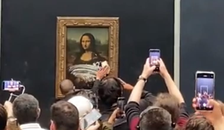 Egy nőnek öltözött férfi tortát vágott a Mona Lisához a Louvre-ban