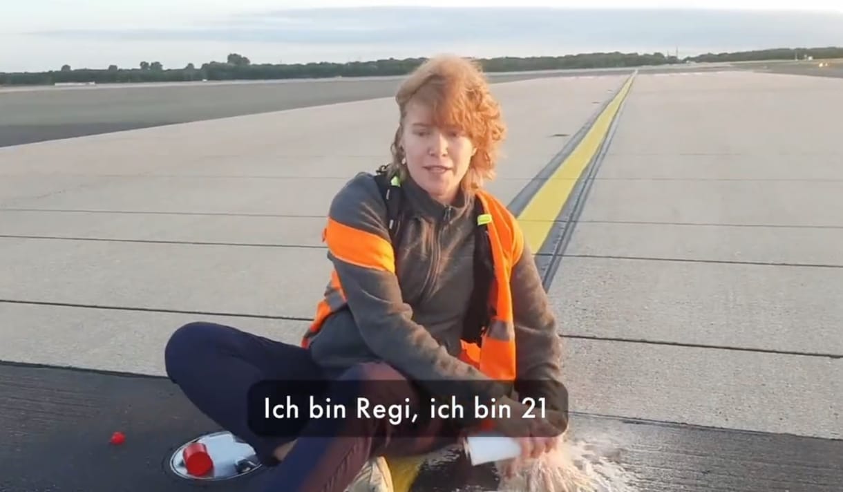 A vakáció első napján bénítottak meg két repteret klímaaktivisták, miután odaragasztották magukat a kifutópályához – videó