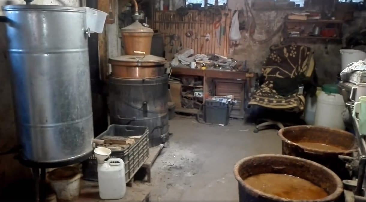 Banánpálinkát főztek a sufniban, amikor lecsapott a NAV – videó