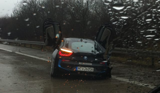 Gyári tesztpilóta tört össze egy i8-as BMW-t