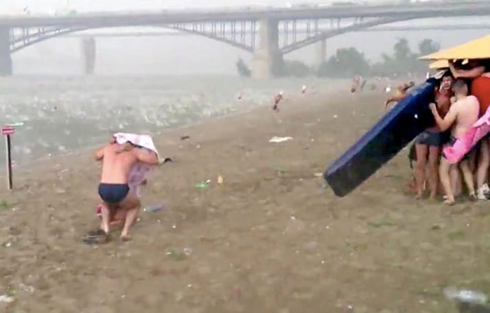 Videó: váratlan, durva jégvihar csapott le egy orosz strandon