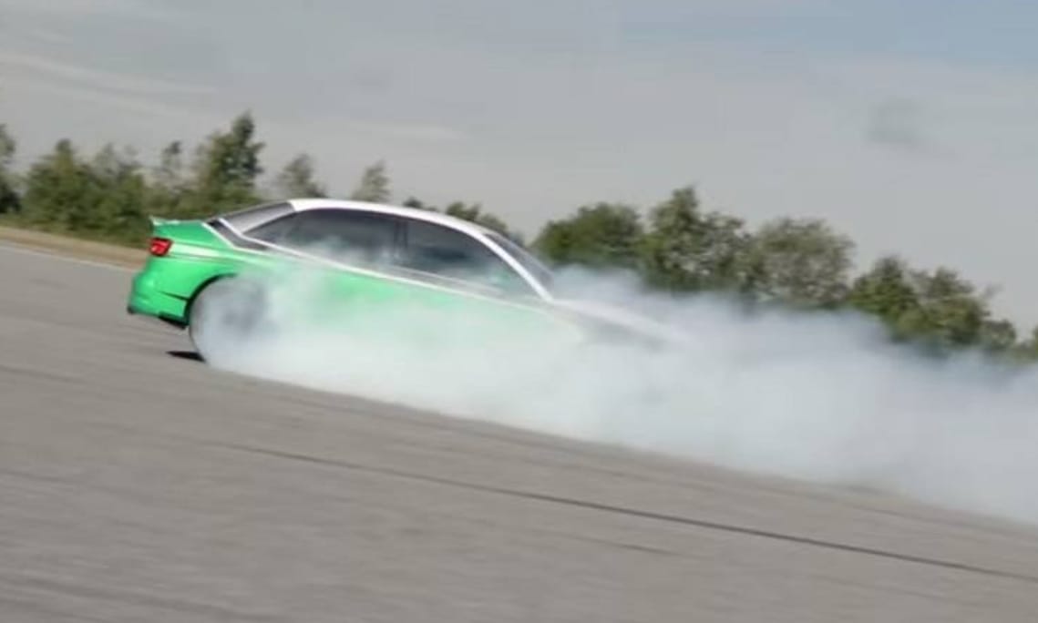 210 km/h-val tolatva: egy villanyautó ezúttal így gyorsulta le a Porsche 911-et – videó