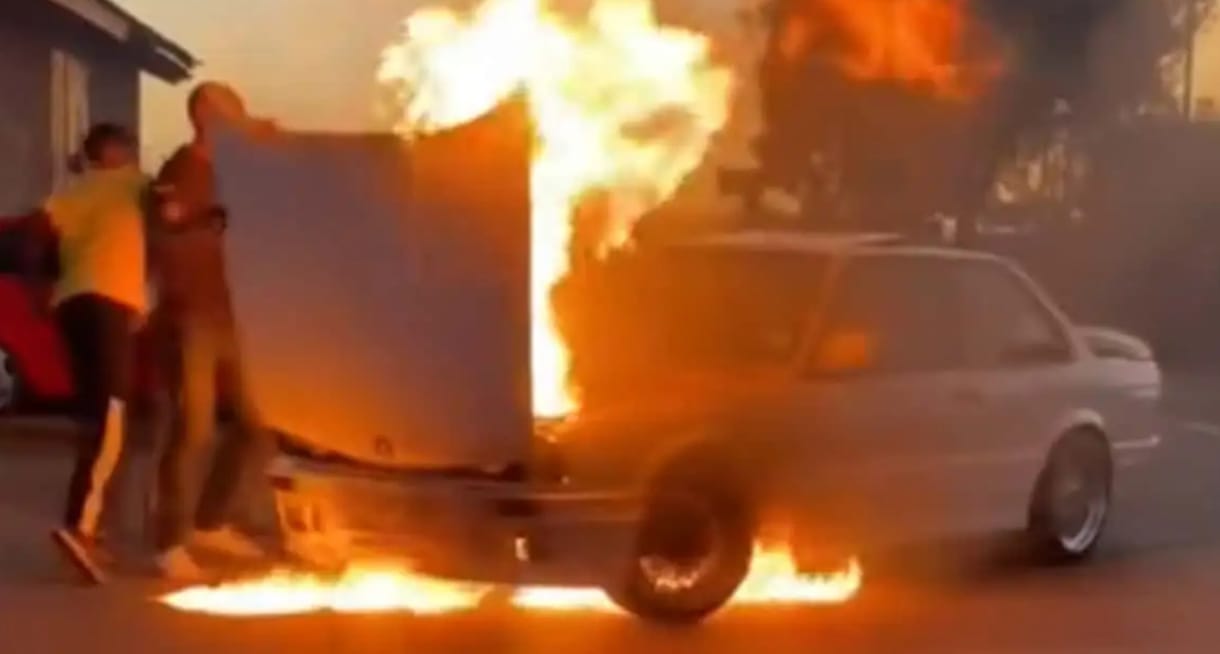 Nem éppen örömteli, amikor egy ilyen kultautó BMW E30-as borul lángba