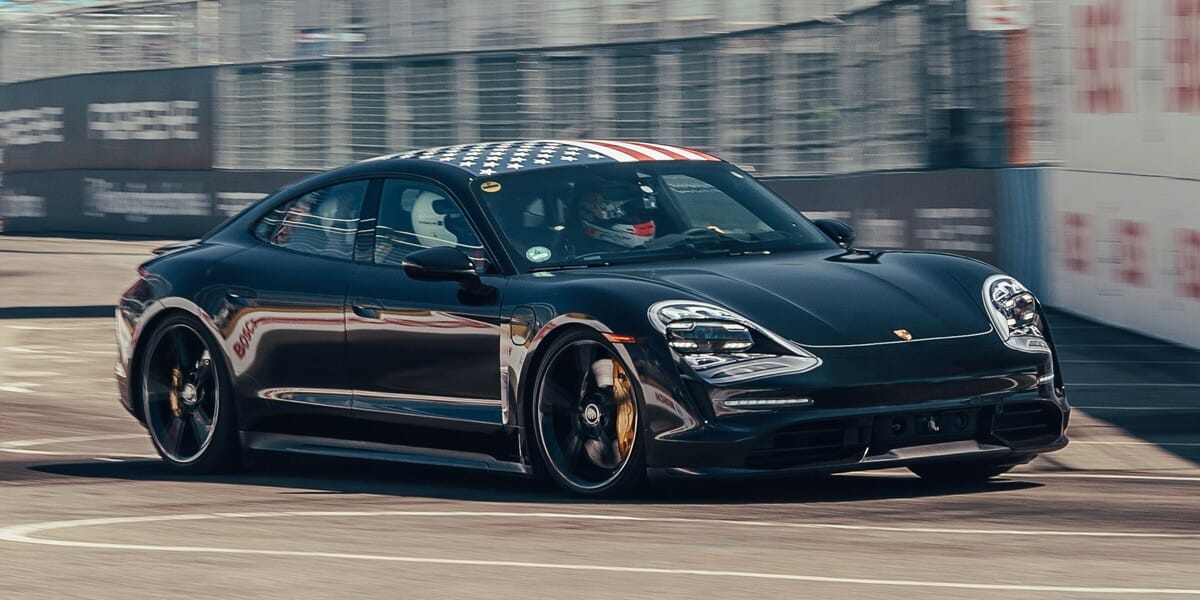 Az utastérben is új világ az elektromos Porsche Taycan