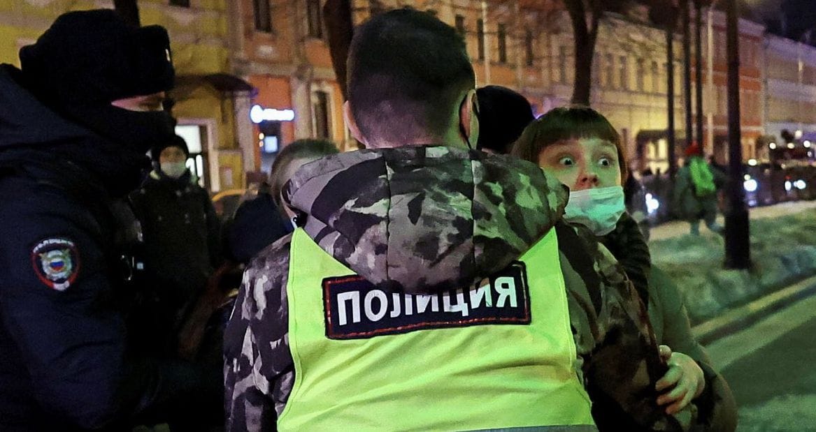Legalább 705 háborúellenes tüntetőt vettek őrizetbe az orosz hatóságok