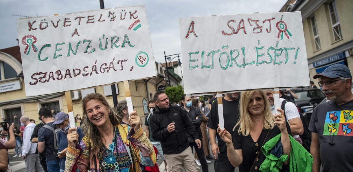 A jogászok még izzadnak, hogyan büntethetik a szabad sajtót, a megfélemlítés viszont már hat