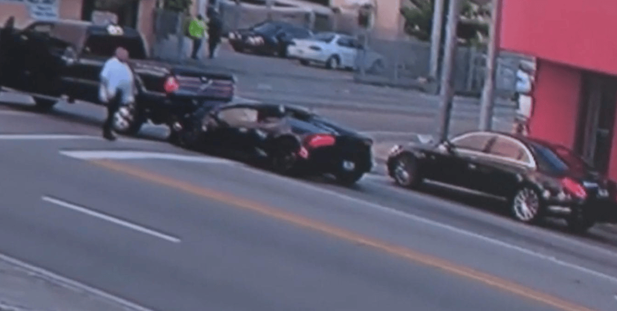 Telibe kapott ez a Lamborghini egy autót, majd sofőr egy luxus Mercivel elmenekült - videó