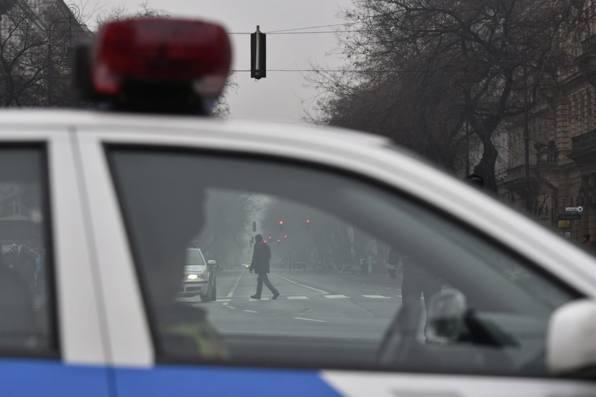 Súlyosan sérült egy motoros, autóval karambolozott Budapesten